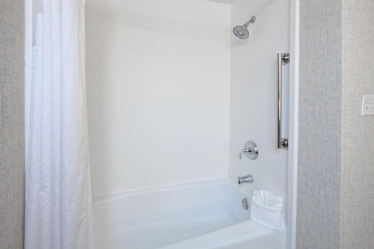 Express & - Airport By Ihg 3* Oakland