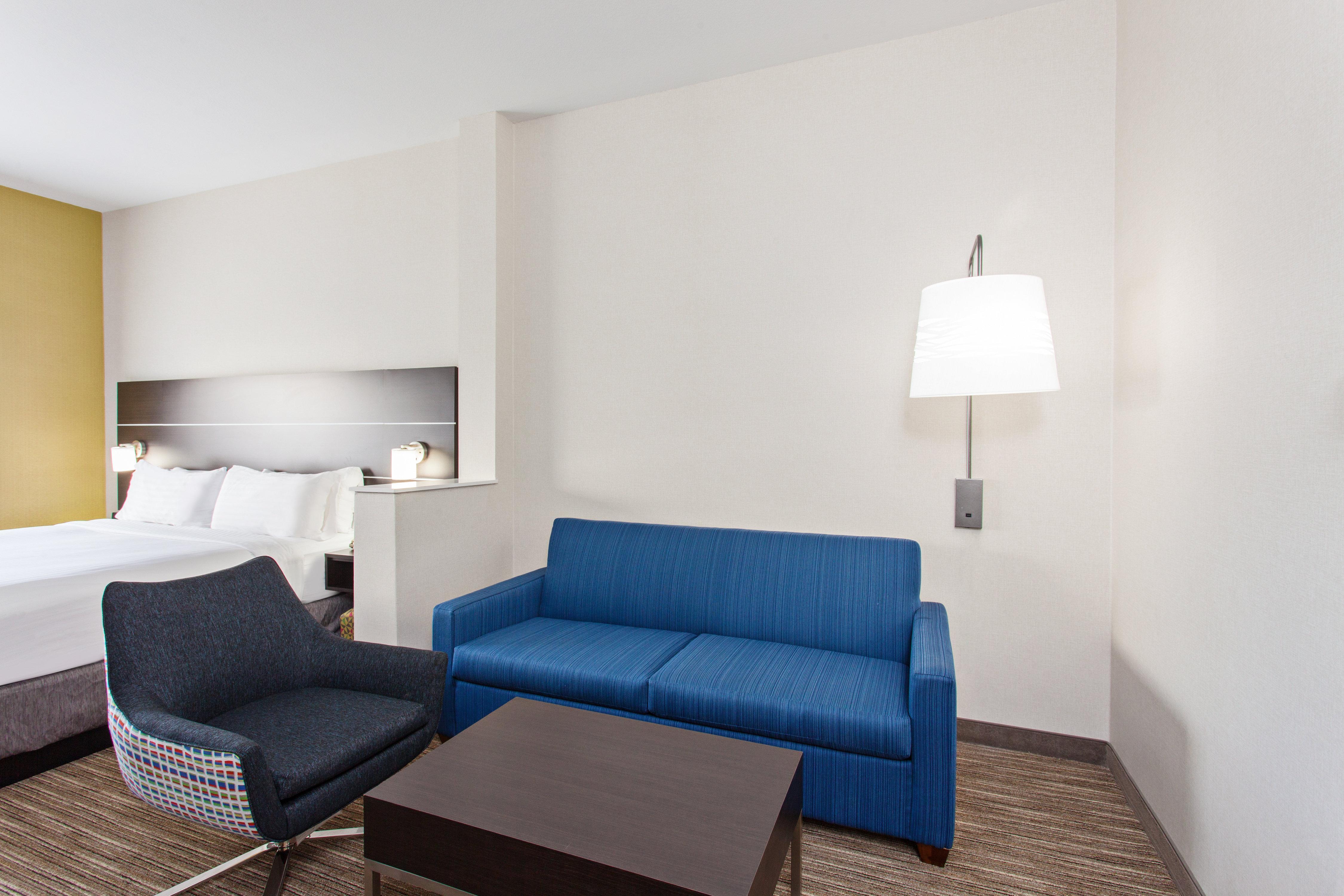 Express & - Airport By Ihg Hotel