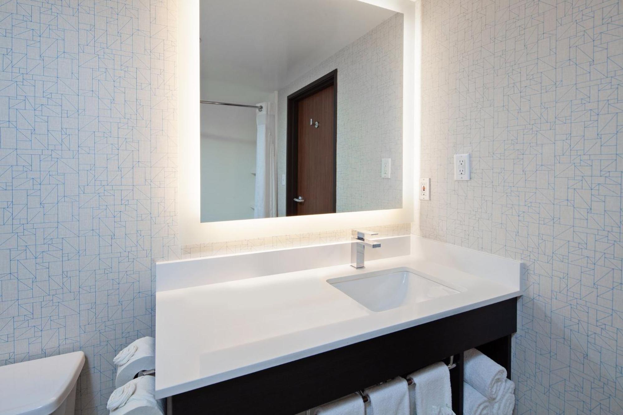 Express & - Airport By Ihg Hotel 3*
