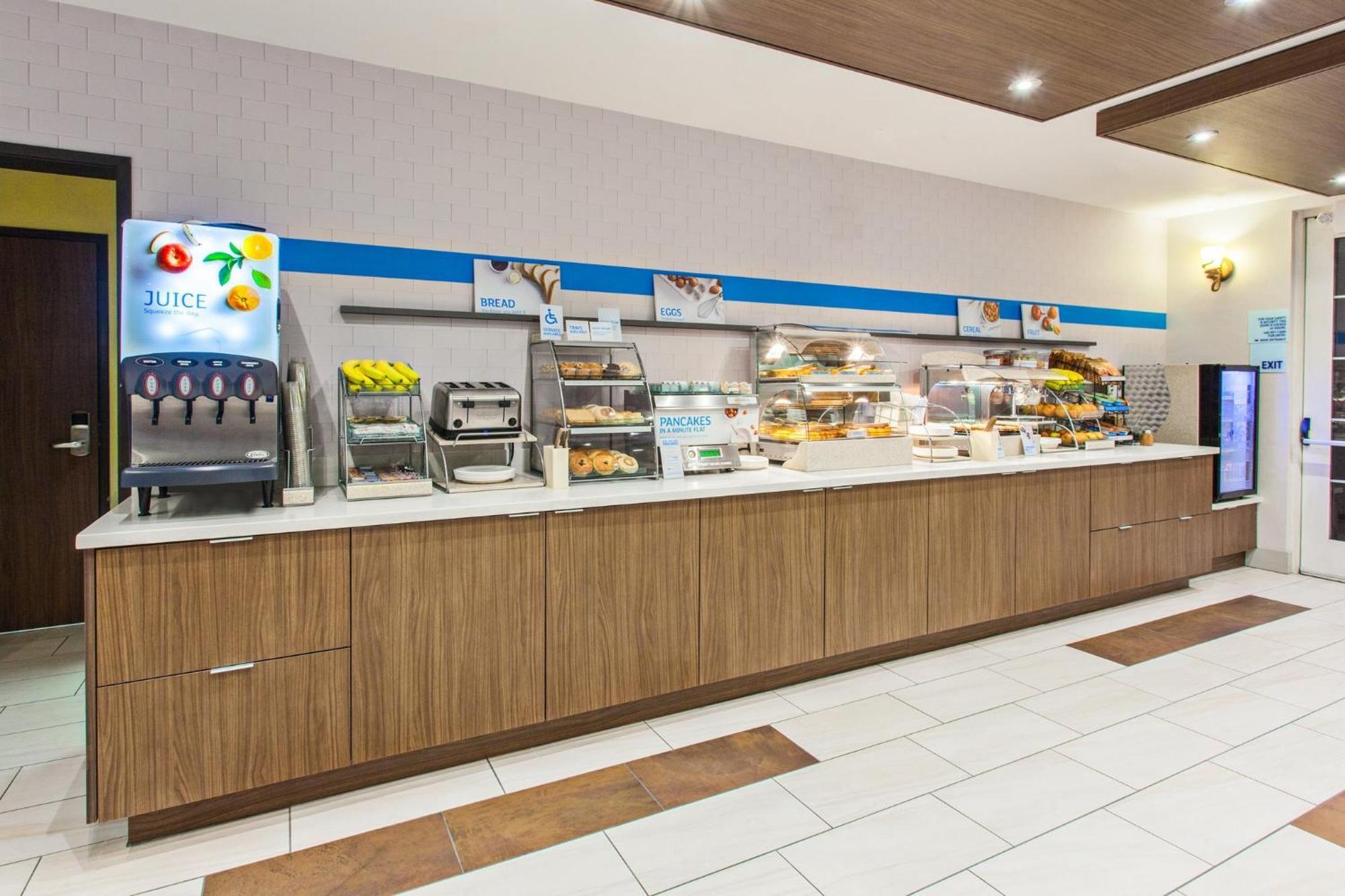 Express & - Airport By Ihg 3*