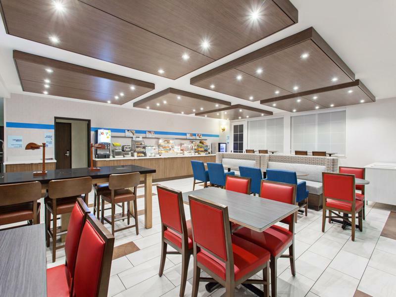 Express & - Airport By Ihg Hotel