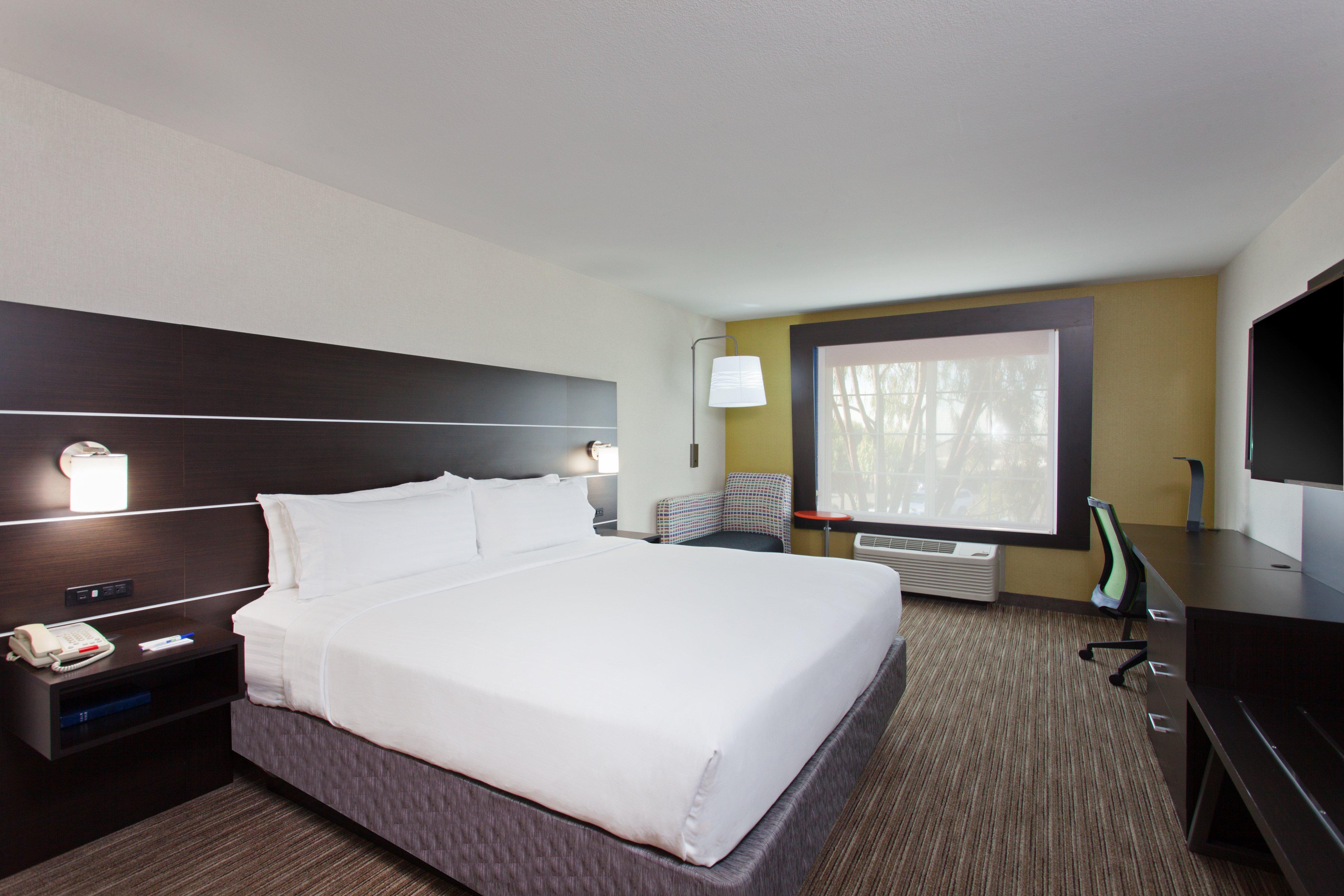 Express & - Airport By Ihg Hotel